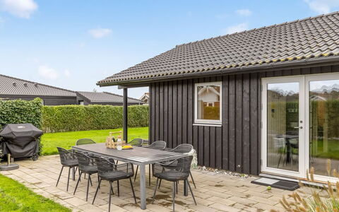 Ellanor - 100M from the Sea: Møbel, Indretning, Gulvbelægning, Etage, Væg, Couch, Træ, Stue, Værelse, Hjem