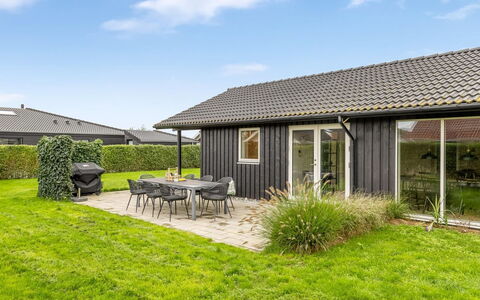 Ellanor - 100M from the Sea: Møbel, Indretning, Gulvbelægning, Etage, Væg, Couch, Træ, Stue, Værelse, Hjem