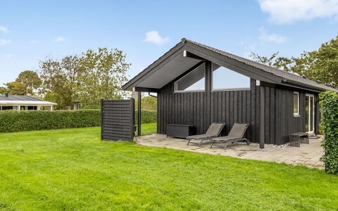 Ellanor - 100M from the Sea: Møbel, Indretning, Gulvbelægning, Etage, Væg, Couch, Træ, Stue, Værelse, Hjem