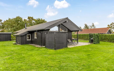 Ellanor - 100M from the Sea: Møbel, Indretning, Gulvbelægning, Etage, Væg, Couch, Træ, Stue, Værelse, Hjem