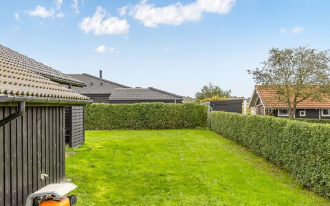 Ellanor - 100M from the Sea: Møbel, Indretning, Gulvbelægning, Etage, Væg, Couch, Træ, Stue, Værelse, Hjem