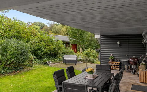 Bennek - 500M from the Sea: Møbel, Indretning, Gulvbelægning, Etage, Væg, Couch, Træ, Stue, Værelse, Hjem