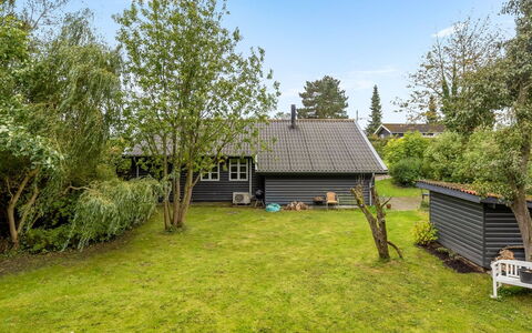 Bennek - 500M from the Sea: Møbel, Indretning, Gulvbelægning, Etage, Væg, Couch, Træ, Stue, Værelse, Hjem