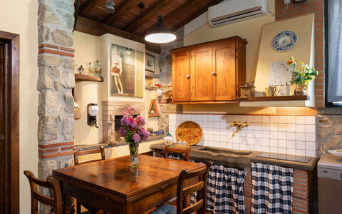 Al Melo: Møbel, Indretning, Køkken, Gulvbelægning, Træ, Countertop, Loft, Bord, Etage, Lysarmatur