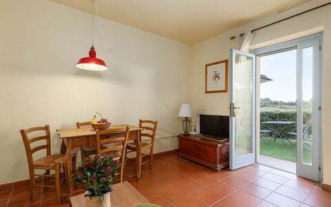 La Certaldina Stella Apartment: Møbel, Gulvbelægning, Indretning, Etage, Køkken & Spisebord, Loft, Værelse, Stol, Dør, Spisestue