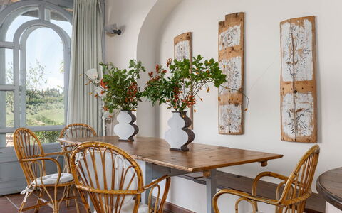 La Certaldina Sole Apartment: Møbel, Indretning, Træ, Bord, Stol, Gulvbelægning, Belysning, Spisestue, Køkken & Spisebord, Etage