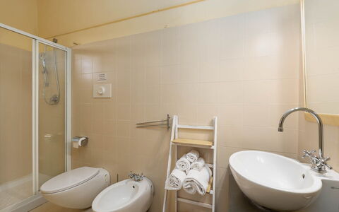 La Certaldina Sole Apartment: Gulvbelægning, Etage, Indretning, Sanitærarmatur, Badeværelse, Værelse, Vvs, Toilet, Loft, Badeværelsesvask