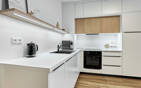 Lagom: Køkken, Countertop, Køkken Apparat, Cabinetry, Indretning, Gulvbelægning, Møbel, Træ, Større Bandage, Etage