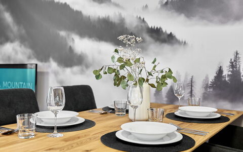 Lagom: Møbel, Bord, Indretning, Stol, Blomsterkrukke, Kaffebord, Køkken & Spisebord, Stueplante, Stue, Trægulve