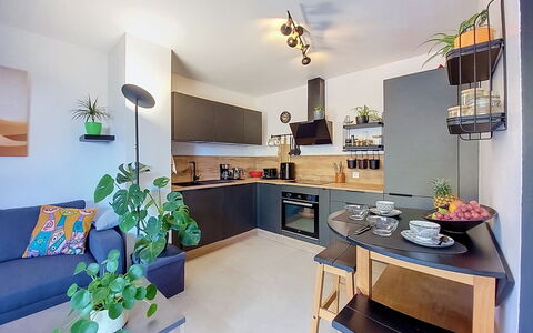 Victoria: Møbel, Indretning, Gulvbelægning, Værelse, Loft, Køkken, Etage, Countertop, Belysning, Køkken Apparat