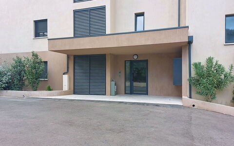 Victoria: Boligområde, Beton, Skygge, Design, Gips, Altan, Dagslys, Indkørsel, Garage