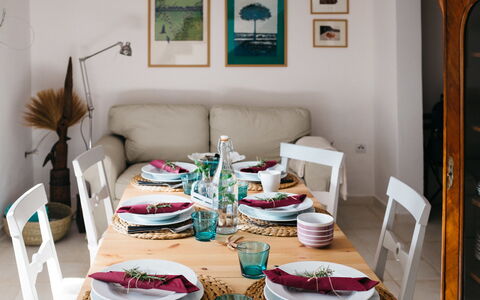 Marijana: Møbel, Bordservice, Bord, Serveware, Tallerkner, Dug, Drinkware, Køkken & Spisebord, Spisestue, Stol