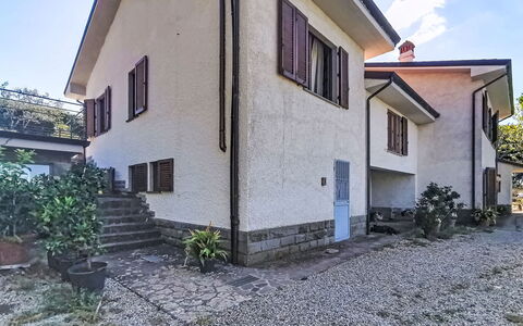 La Villa di Andrea: Bygning, Væg, Vindue, Hus, Hjem, Boligområde, Arkitektur, Facade, Tag, Kvarter
