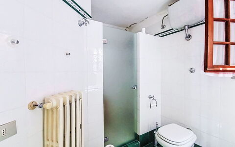 La Villa di Andrea: Sanitærarmatur, Badeværelse, Gulvbelægning, Etage, Indretning, Håndvask, Vvs, Tap, Toilet, Badeværelsesvask