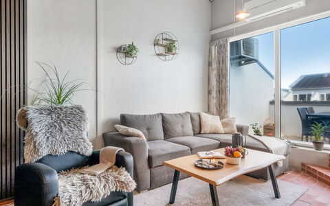 Alena - 50M from the Sea: Møbel, Indretning, Væg, Gulvbelægning, Couch, Træ, Loft, Etage, Stue, Værelse