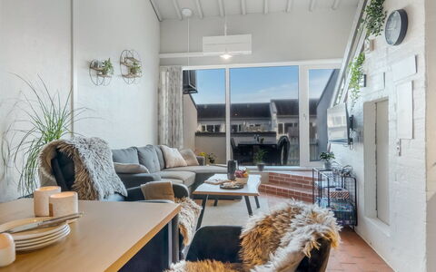 Alena - 50M from the Sea: Indretning, Væg, Møbel, Couch, Gulvbelægning, Træ, Loft, Stue, Etage, Værelse