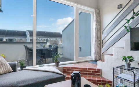 Alena - 50M from the Sea: Indretning, Gulvbelægning, Etage, Hjem, Lejlighed, Blomsterkrukke, Loft, Stueplante, Stue, Couch