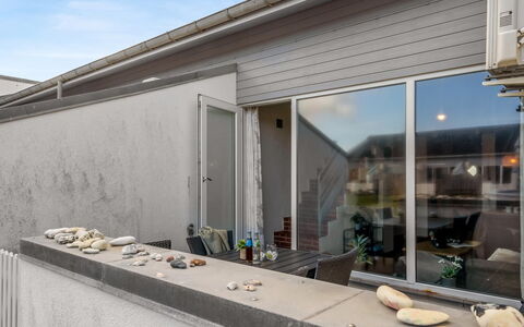 Alena - 50M from the Sea: Arkitektur, Hjem, Kompositmateriale, Beton, Skygge, Dagslys, Sidespor, Altan, Stueplante, Gårdsplads