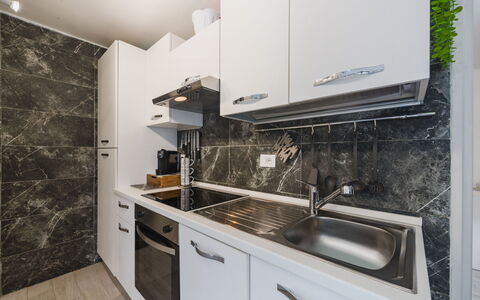 Dimora Little Dream: Gulvbelægning, Countertop, Køkken, Indretning, Etage, Større Bandage, Cabinetry, Værelse, Møbel, Køkken Apparat