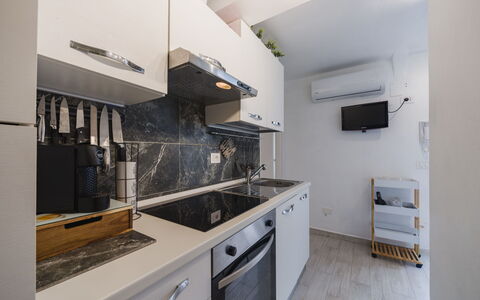 Dimora Little Dream: Countertop, Køkken, Større Bandage, Køkken Apparat, Indretning, Gulvbelægning, Etage, Møbel, Håndvask, Cabinetry