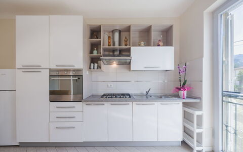 Terrazza Giardino: Køkken Apparat, Køkken, Større Bandage, Countertop, Cabinetry, Træ, Møbel, Indretning, Gulvbelægning, Husholdningsapparat