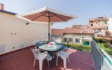 Terrazza Giardino: Møbel, Udendørs Bord, Altan, Stol, Lejlighed, Udendørs Møbler, Stueplante, Blomsterkrukke, Køkken & Spisebord, Gårdhave