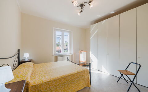 Terrazza Giardino: Væg, Indretning, Gulvbelægning, Etage, Møbel, Træ, Loft, Værelse, Soveværelse, Seng