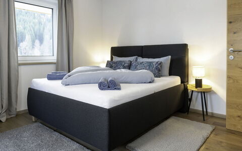 Auffach 609: Soveværelse, Seng, Bed Frame, Sengetøj, Pude, Trægulve, Hårdttræ, Throw Pillow, Lampe, Sengetøj