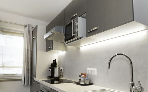Auffach 609: Køkken, Countertop, Køkken Apparat, Cabinetry, Indretning, Større Bandage, Sanitærarmatur, Husholdningsapparat, Lysarmatur, Møbel