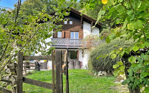 Chalet Scarbo: Træ, Hus, Sommerhus, Busk, Hjem, Landdistrikt, Forår, Stuehus, Have, Backyard