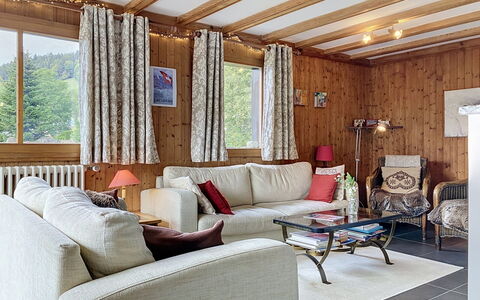 Chalet Scarbo: Møbel, Indretning, Træ, Gulvbelægning, Loft, Couch, Etage, Værelse, Stue, Belysning