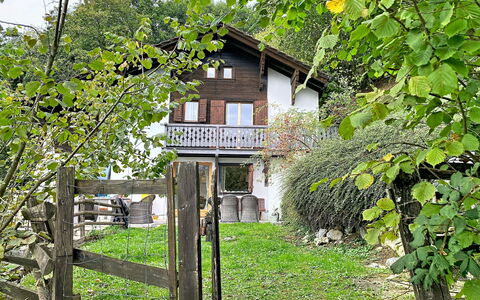 Chalet Scarbo: Træ, Hus, Sommerhus, Busk, Hjem, Landdistrikt, Forår, Hegn, Have, Stuehus