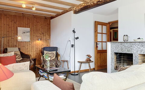 Chalet Scarbo: Møbel, Indretning, Væg, Gulvbelægning, Træ, Loft, Værelse, Etage, Couch, Stue