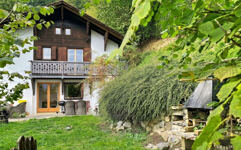 Chalet Scarbo: Træ, Hus, Busk, Sommerhus, Hjem, Landdistrikt, Dør, Forår, Bunddække, Have