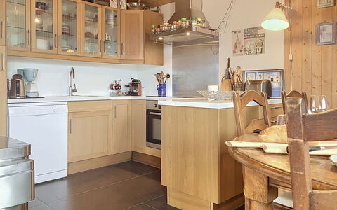 Chalet Scarbo: Møbel, Køkken, Countertop, Cabinetry, Køkken Apparat, Gulvbelægning, Indretning, Træ, Etage, Loft