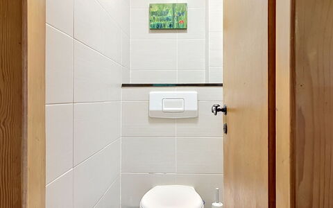 Chalet Scarbo: Væg, Gulvbelægning, Badeværelse, Toiletbræt, Toilet, Sanitærarmatur, Etage, Indretning, Vvs, Værelse
