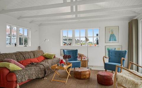 Aaran - 100M from the Sea: Møbel, Indretning, Couch, Væg, Gulvbelægning, Stue, Loft, Træ, Etage, Værelse