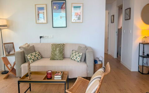 Residencial Áster: Møbel, Indretning, Gulvbelægning, Couch, Etage, Væg, Træ, Værelse, Stue, Pude