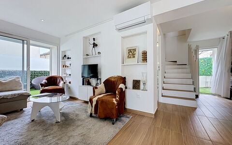 Les Boutons D'Or: Møbel, Indretning, Gulvbelægning, Etage, Væg, Loft, Træ, Stue, Værelse, Hjem