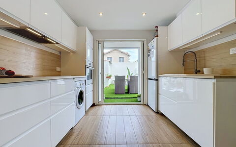 Les Boutons D'Or: Gulvbelægning, Indretning, Køkken Apparat, Større Bandage, Etage, Køkken, Countertop, Træ, Loft, Cabinetry