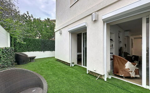 Les Boutons D'Or: Have, Hjem, Lawn, Backyard, Gård, Kunstgræs, Landscaping, Gårdsplads, Altan, Indkørsel