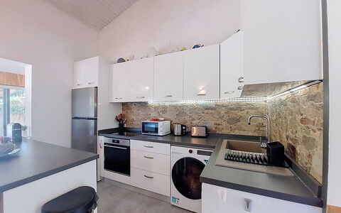 Mini Villa Mare Sole: Køkken Apparat, Køkken, Countertop, Større Bandage, Indretning, Gulvbelægning, Husholdningsapparat, Møbel, Loft, Cabinetry