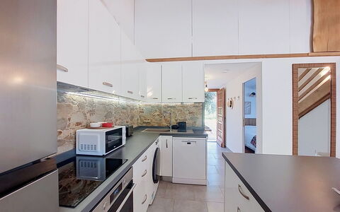 Mini Villa Mare Sole: Køkken, Countertop, Gulvbelægning, Køkken Apparat, Indretning, Etage, Større Bandage, Loft, Cabinetry, Træ