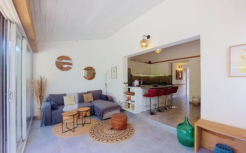 Mini Villa Mare Sole: Møbel, Indretning, Gulvbelægning, Etage, Væg, Couch, Træ, Loft, Stue, Værelse