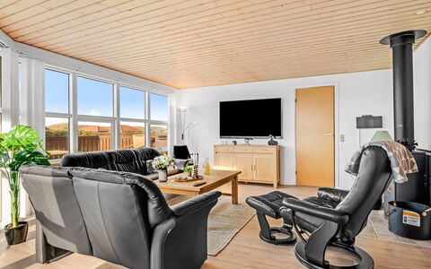 Aarthi - 300M from the Sea: Møbel, Indretning, Gulvbelægning, Træ, Etage, Couch, Loft, Stol, Stue, Bord