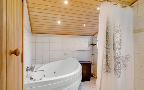 Aarthi - 300M from the Sea: Gulvbelægning, Indretning, Sanitærarmatur, Badeværelse, Etage, Badekar, Træ, Loft, Vvs, Tap