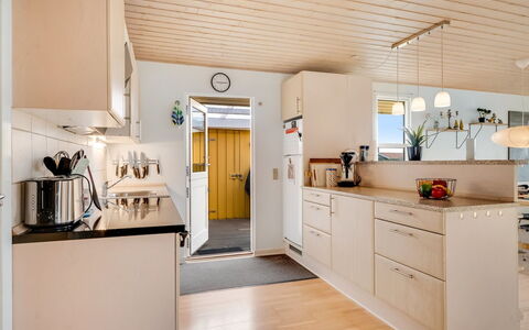 Aarthi - 300M from the Sea: Countertop, Gulvbelægning, Køkken, Indretning, Møbel, Træ, Cabinetry, Køkken Apparat, Etage, Loft