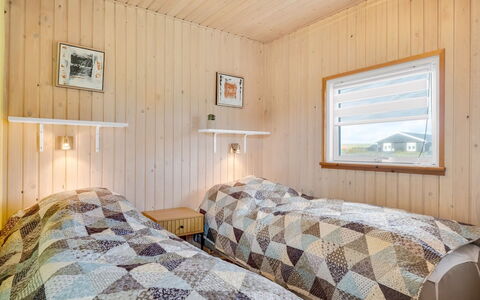 Aarthi - 300M from the Sea: Træ, Soveværelse, Loft, Etage, Indretning, Gulvbelægning, Seng, Hjem, Sengetøj, Værelse