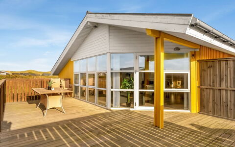 Aarthi - 300M from the Sea: Træ, Arkitektur, Hjem, Dør, Kompositmateriale, Veranda, Planke, Sommerhus, Bejdse, Hårdttræ