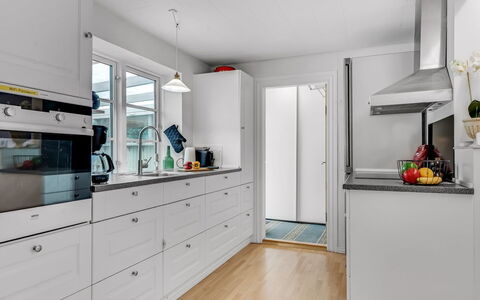 Terese - 200M to the Fjord: Køkken, Køkken Apparat, Cabinetry, Gulvbelægning, Countertop, Større Bandage, Indretning, Træ, Etage, Husholdningsapparat